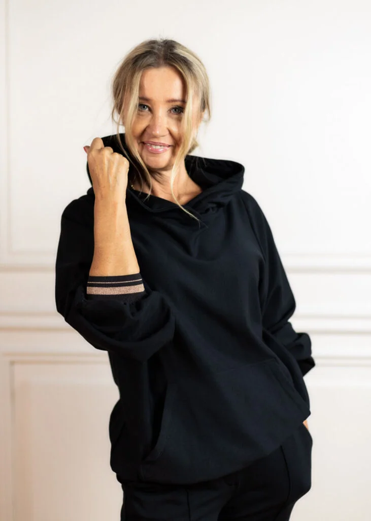 Bluza z kapturem - czarna - Ariana Black